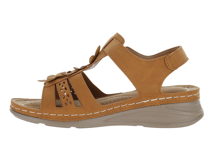 Sandalia color café con correa ajustable y suela beige.