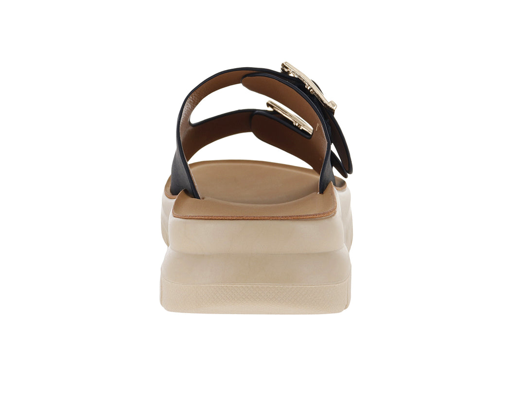 Sandalia negra de dos correas con hebillas doradas y suela gruesa color beige con cámara de aire.