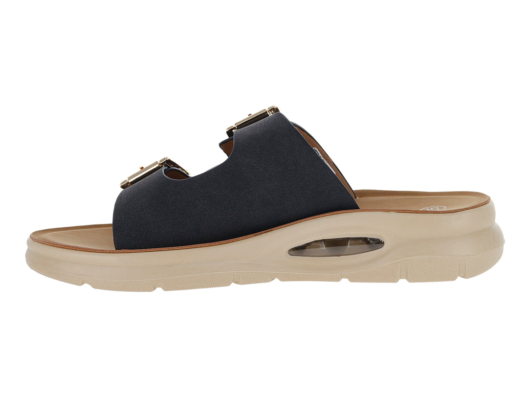 Sandalia negra de dos correas con hebillas doradas y suela gruesa color beige con cámara de aire.