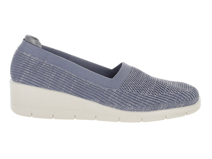 Zapato plano para mujer color gris oxford con suela blanca y acabado en tejido.