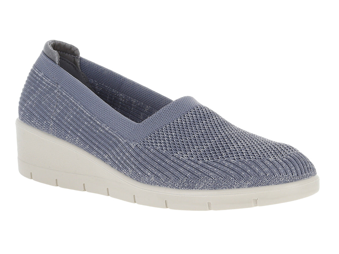Zapato plano para mujer color gris oxford con suela blanca y acabado en tejido.