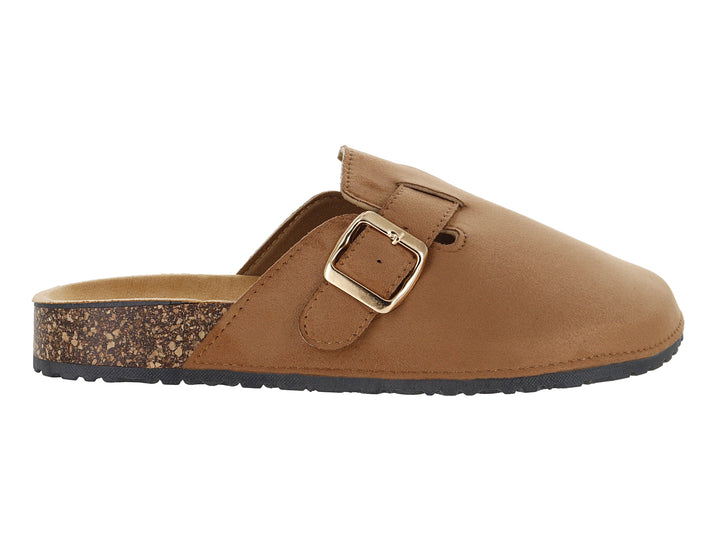 Zapato mule color camel con hebilla dorada y suela de corcho sobre fondo blanco.