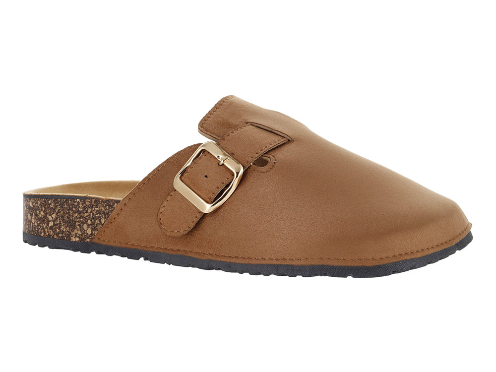Zapato mule color camel con hebilla dorada y suela de corcho sobre fondo blanco.