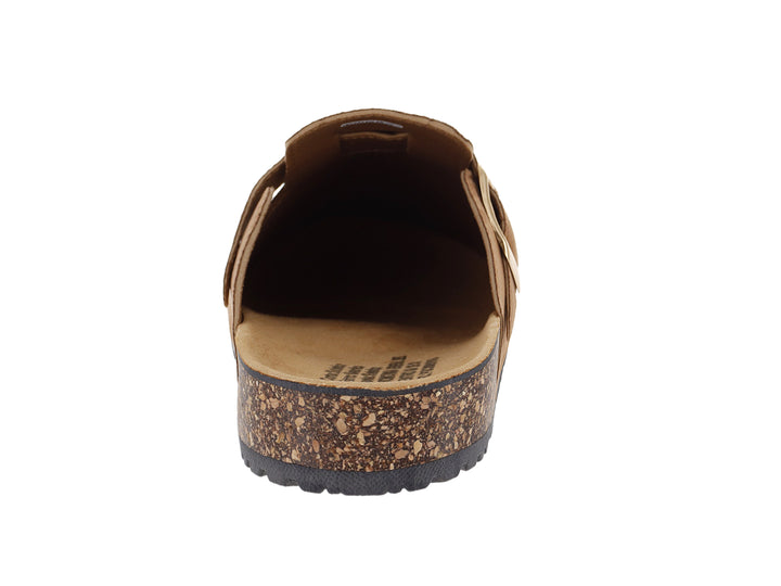 Zapato mule color camel con hebilla dorada y suela de corcho sobre fondo blanco.