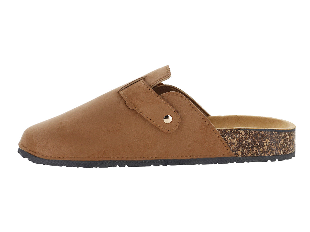 Zapato mule color camel con hebilla dorada y suela de corcho sobre fondo blanco.