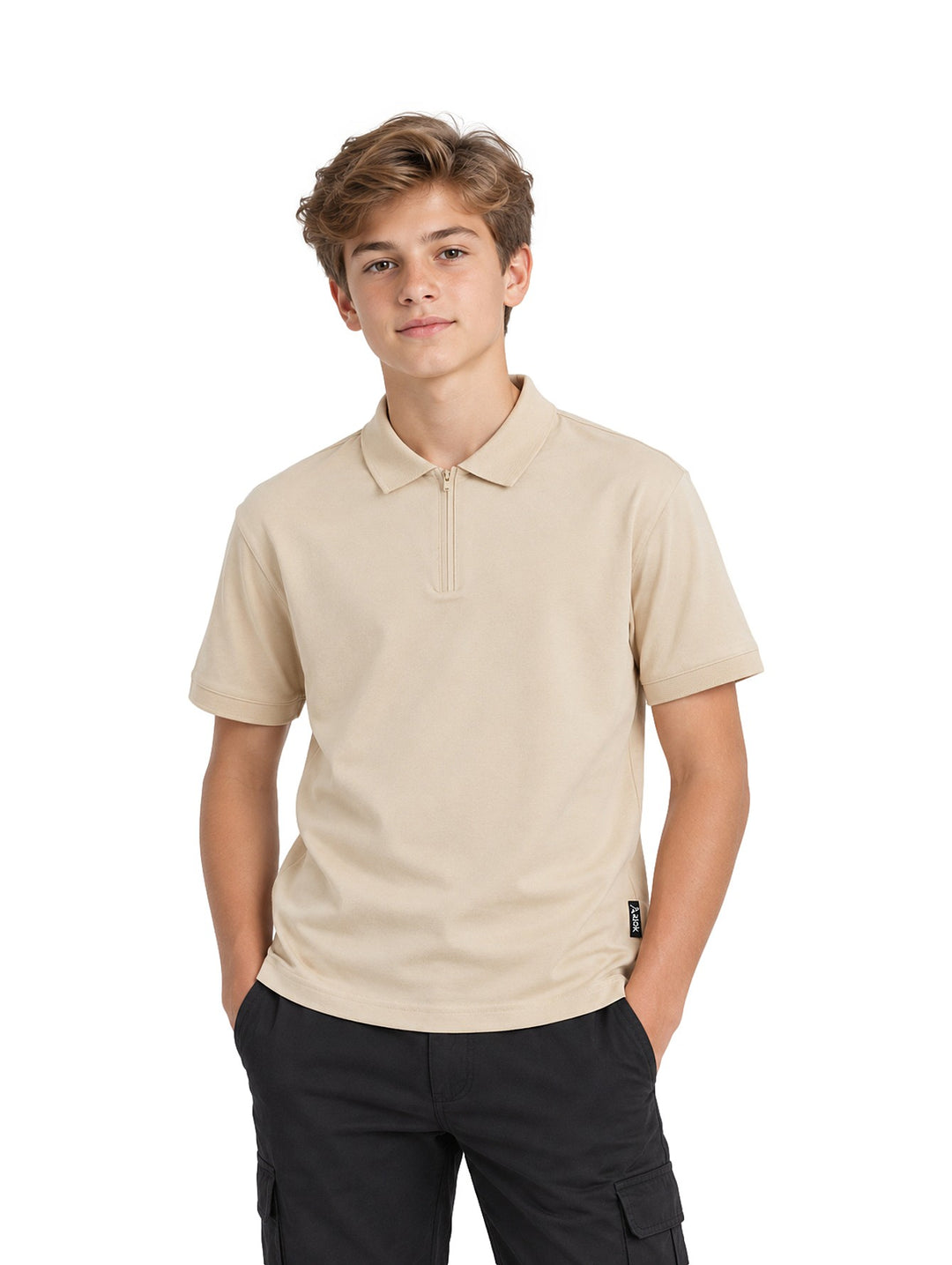 Niño vistiendo playera polo color arena de marca ATOK con cierre en el cuello y pantalones negros.