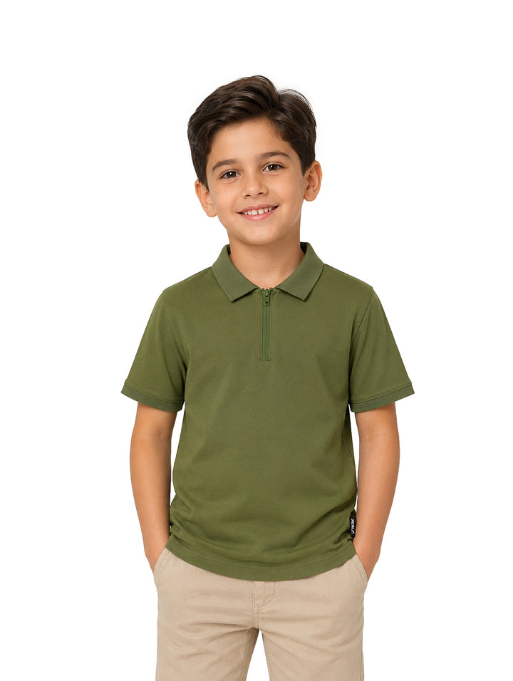 Niño vistiendo una playera polo color verde militar marca ATOK.