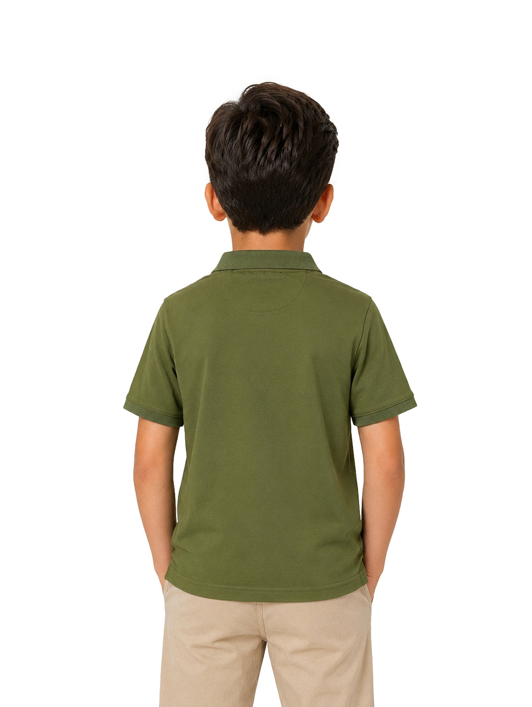 Niño vistiendo una playera polo color verde militar marca ATOK.