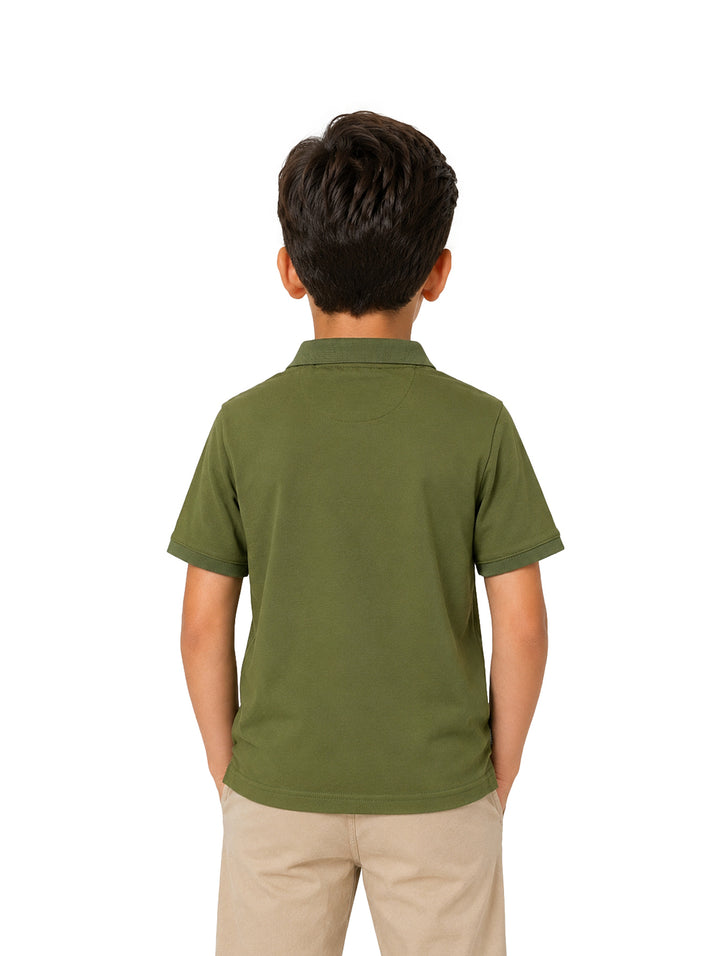 Niño vistiendo una playera polo color verde militar marca ATOK.