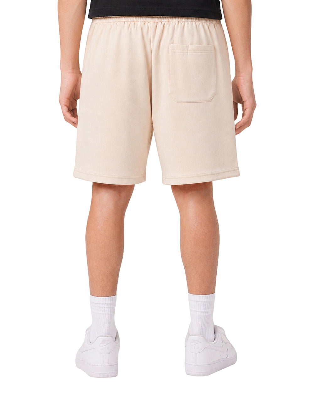Bermuda color arena para niño con cintura elástica y cordón ajustable.