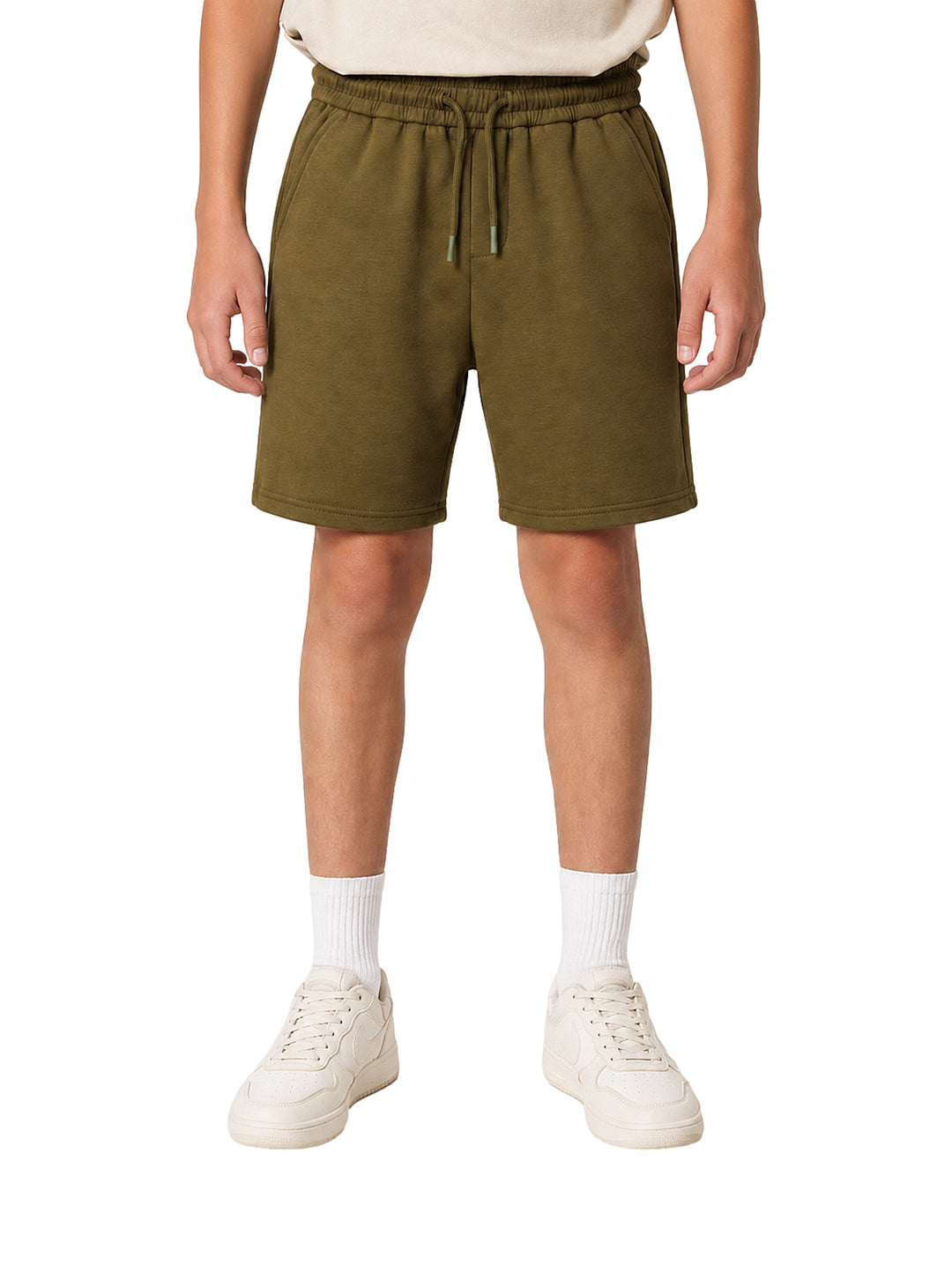 Bermuda color verde militar para niño con cintura elástica y cordón ajustable.