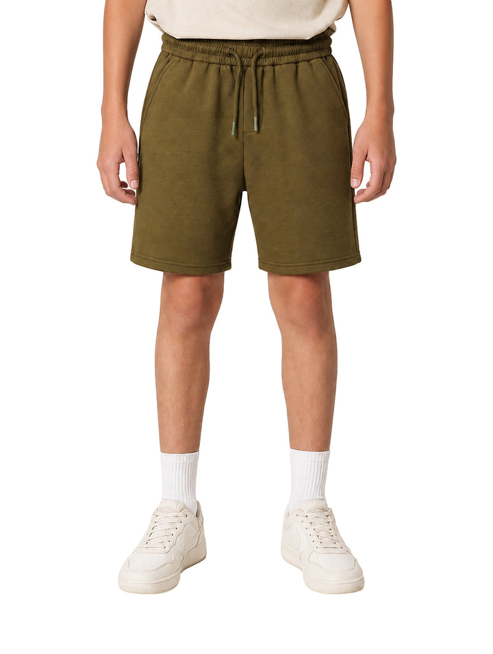 Bermuda color verde militar para niño con cintura elástica y cordón ajustable.