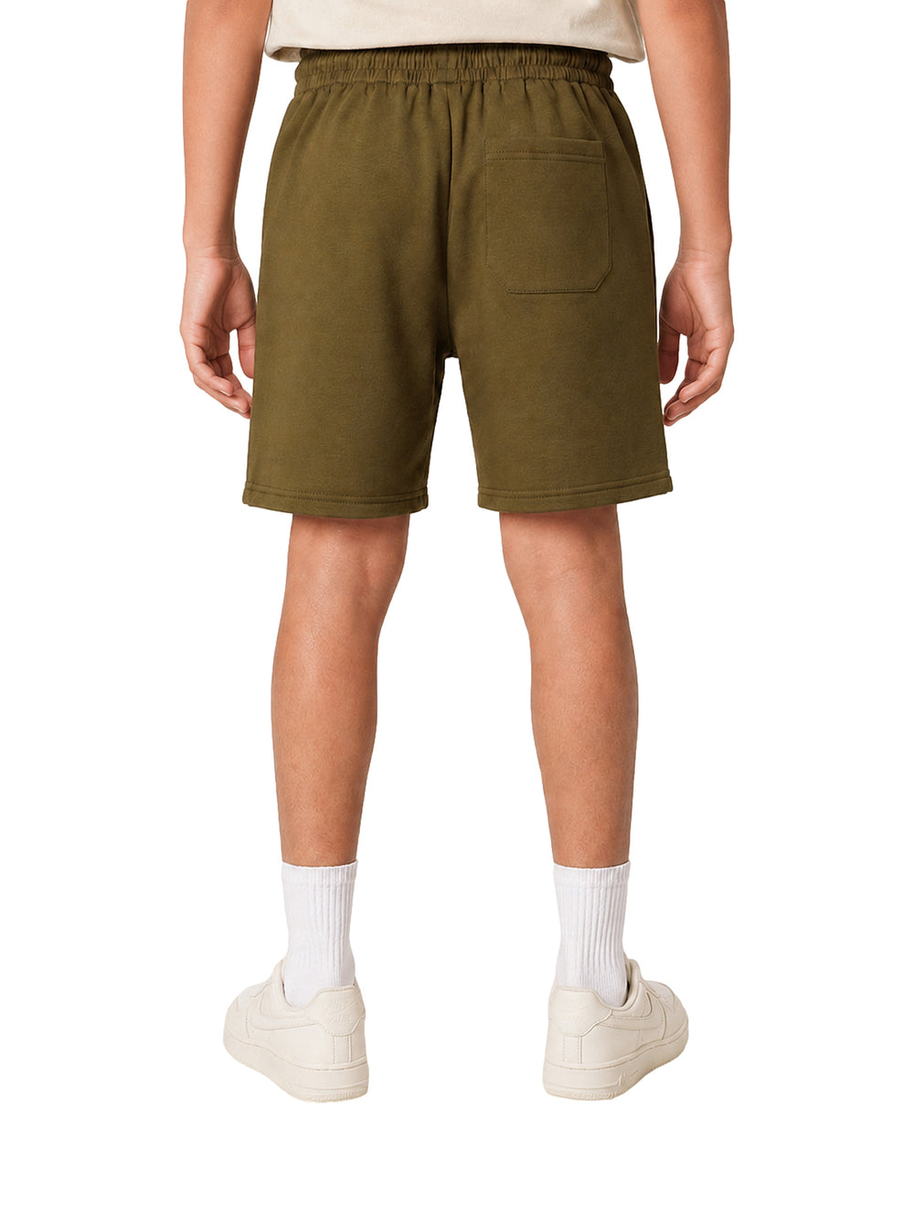 Bermuda color verde militar para niño con cintura elástica y cordón ajustable.