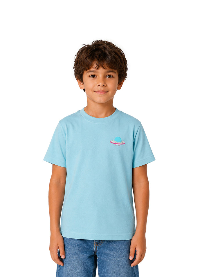 Niño vistiendo una camiseta azul claro de manga corta con un pequeño estampado en el pecho.