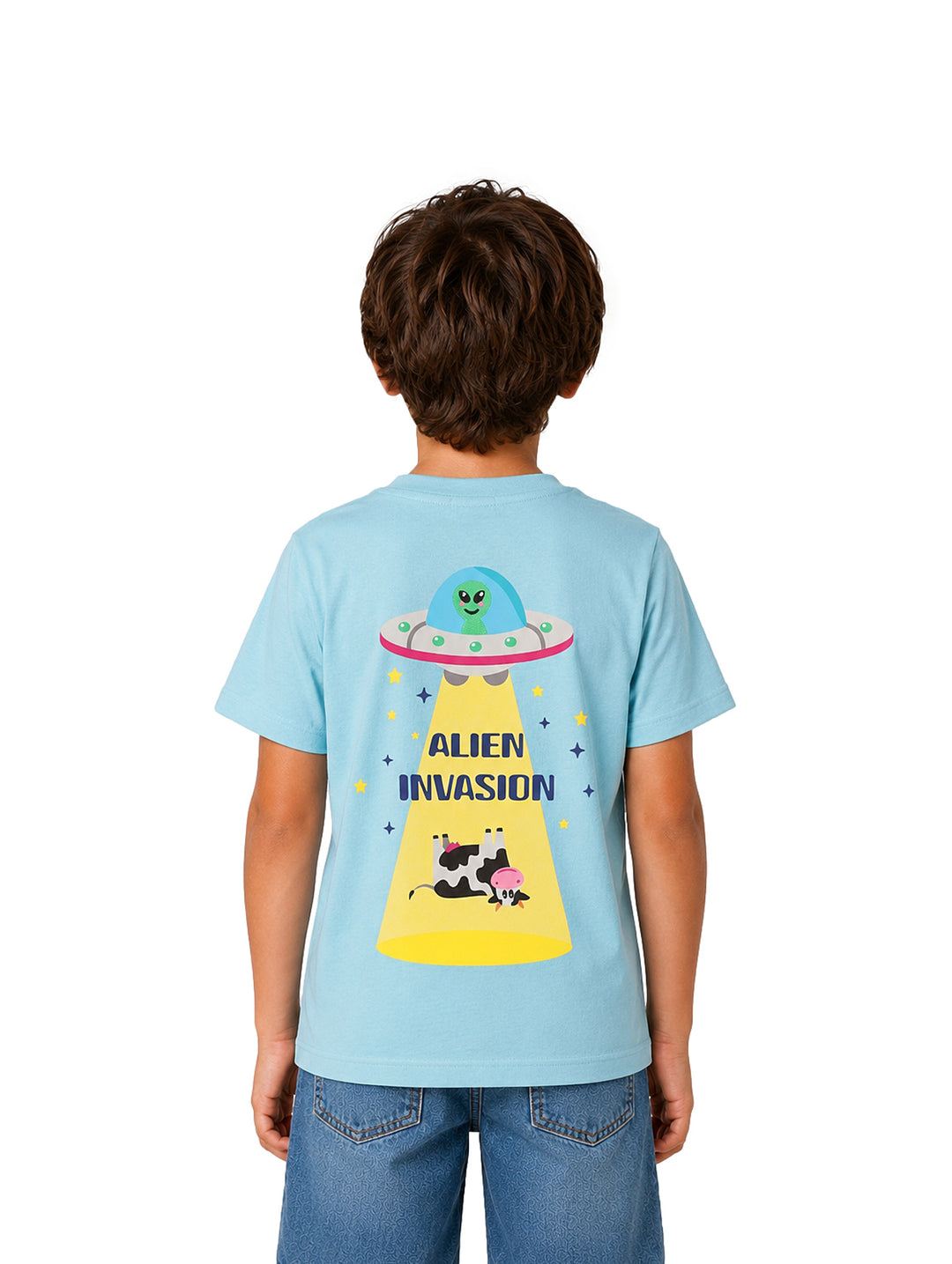 Niño vistiendo una camiseta azul claro de manga corta con un pequeño estampado en el pecho.