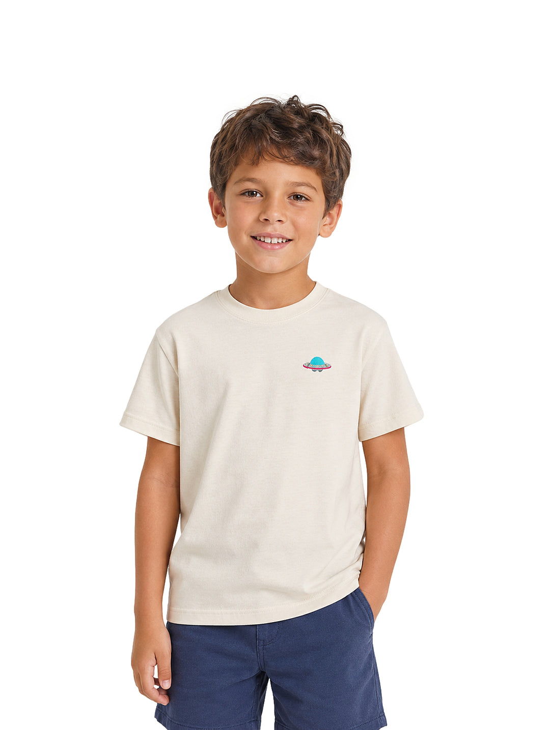 Niño vistiendo una camiseta color ivory con un pequeño estampado de un ovni en el pecho.
