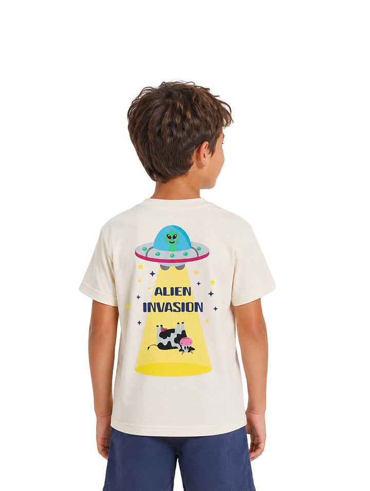Niño vistiendo una camiseta color ivory con un pequeño estampado de un ovni en el pecho.