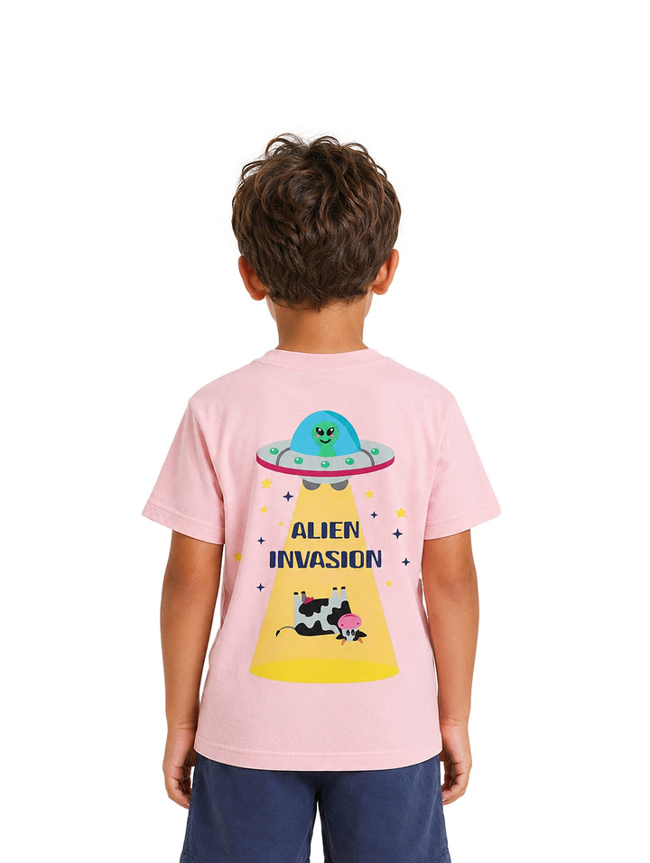 Niño vistiendo una camiseta rosa de manga corta con un pequeño estampado en el pecho.