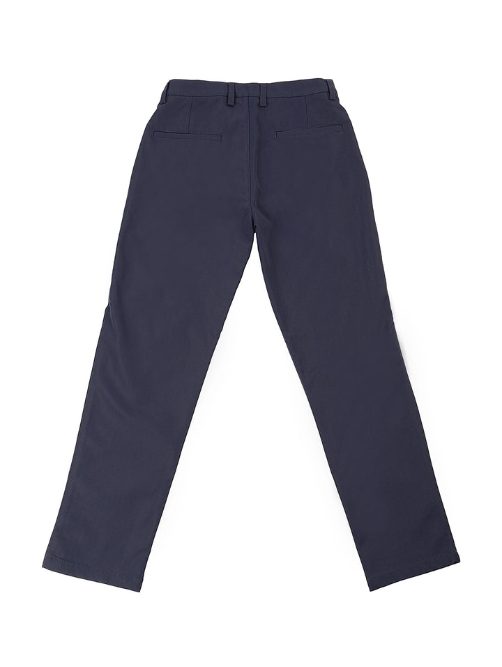 Pantalón azul marino para niño de la marca Estivaneli sobre fondo blanco.