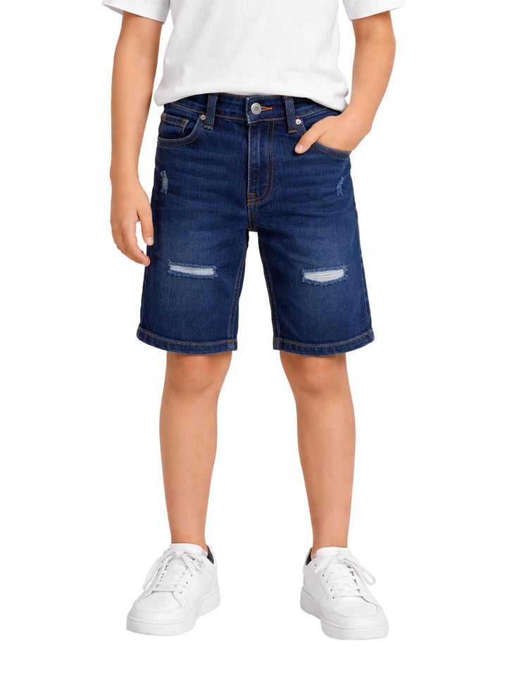 Bermuda de mezclilla azul oscuro con detalles desgastados para niño.