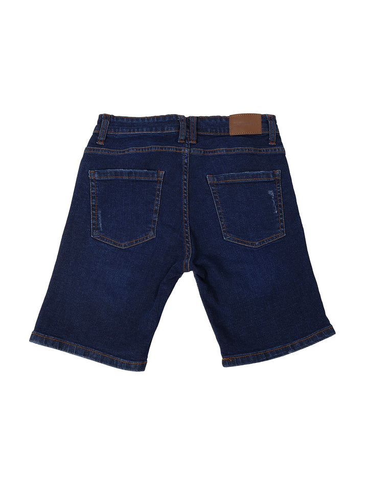 Bermuda de mezclilla azul oscuro con detalles desgastados para niño.