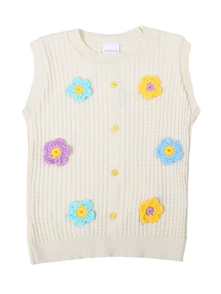 Chaleco tejido color crema para niña con aplicaciones de flores en crochet y botones frontales.