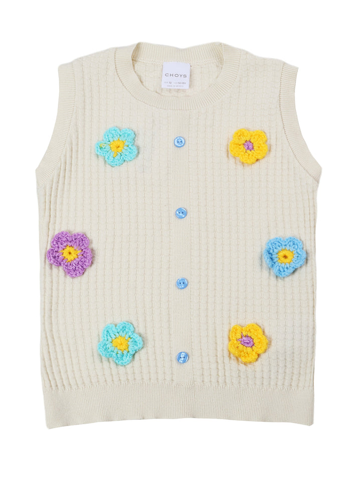 Chaleco tejido color crema con flores de crochet coloridas y botones azules para niña.