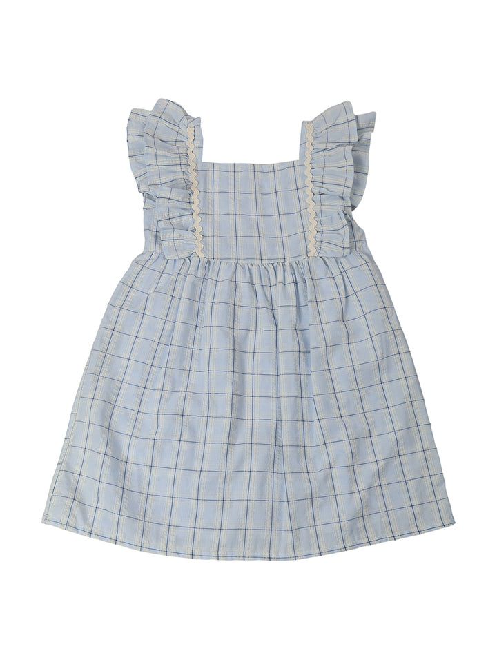 Vestido infantil azul cielo con estampado de cuadros y volantes en los hombros.