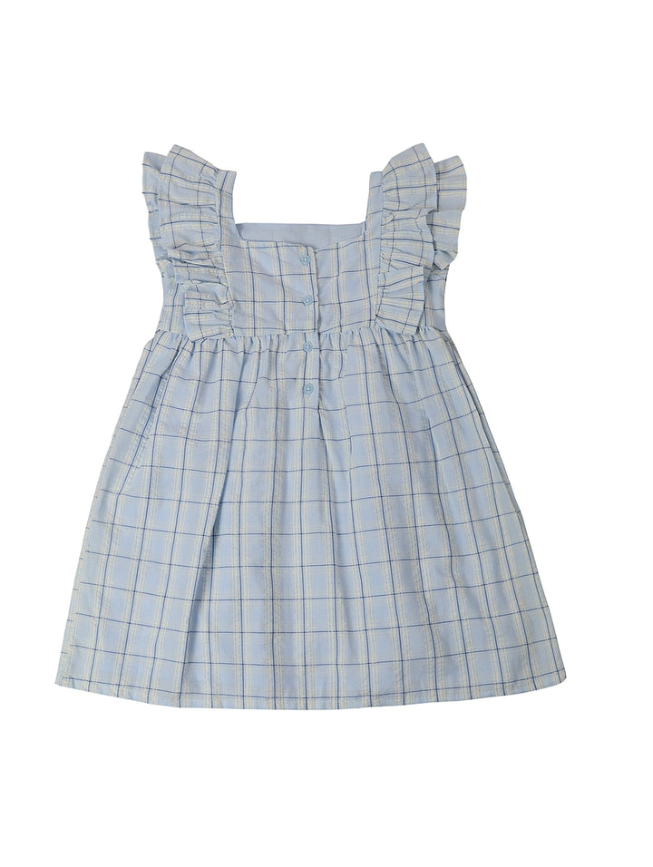Vestido infantil azul cielo con estampado de cuadros y volantes en los hombros.