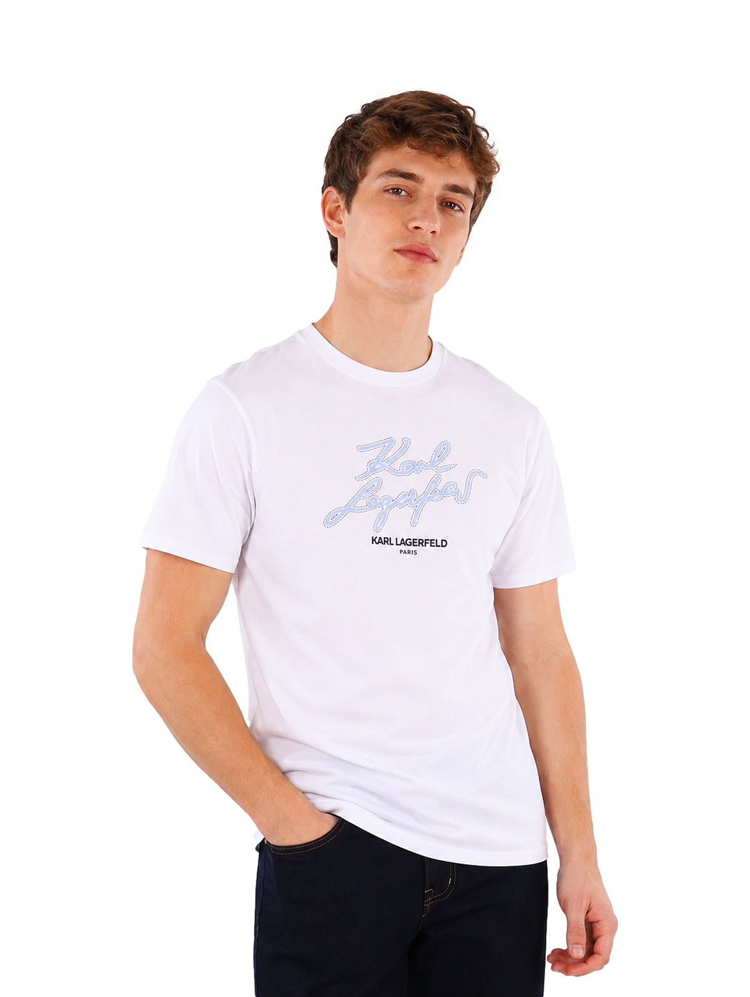 Hombre vistiendo una playera blanca de manga corta con estampado frontal de la marca Karl Lagerfeld.