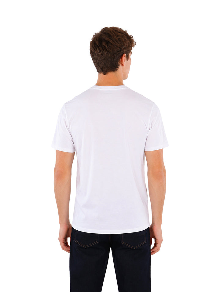 Hombre vistiendo una playera blanca de manga corta con estampado frontal de la marca Karl Lagerfeld.