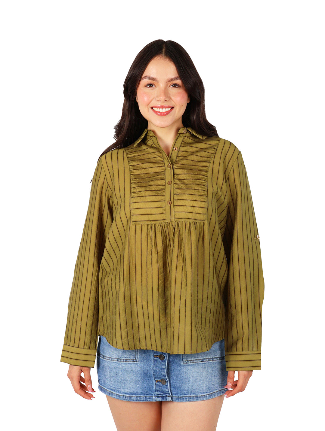 Camisa verde de rayas verticales con detalles fruncidos en el pecho y manga larga.
