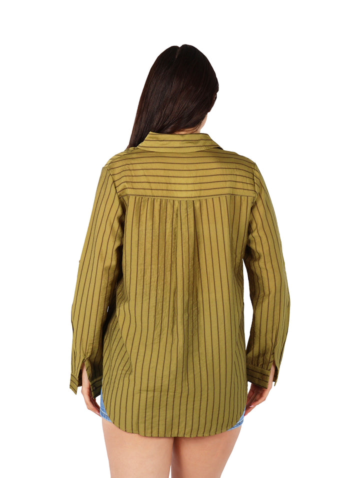 Camisa verde de rayas verticales con detalles fruncidos en el pecho y manga larga.