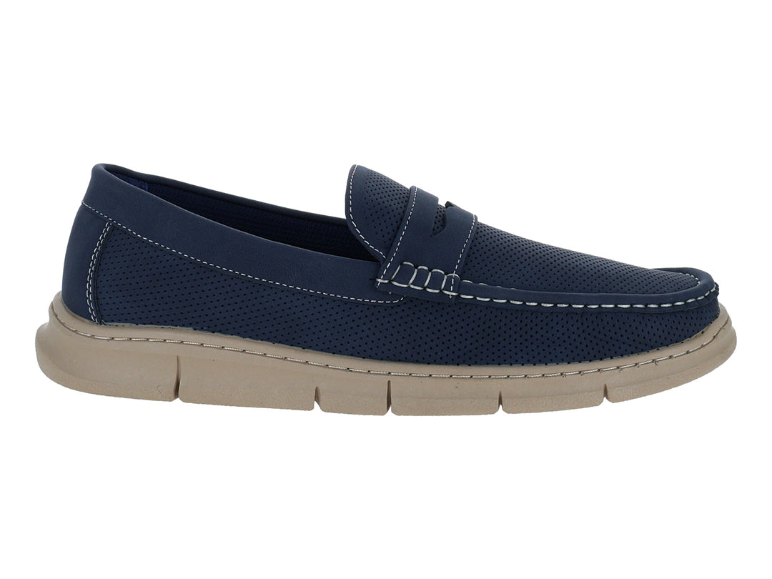 Zapato tipo mocasín color azul con suela beige y detalles perforados.