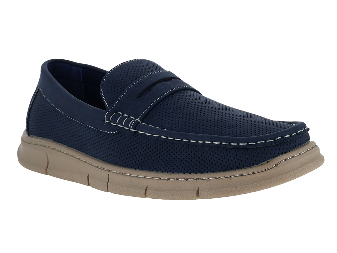 Zapato tipo mocasín color azul con suela beige y detalles perforados.