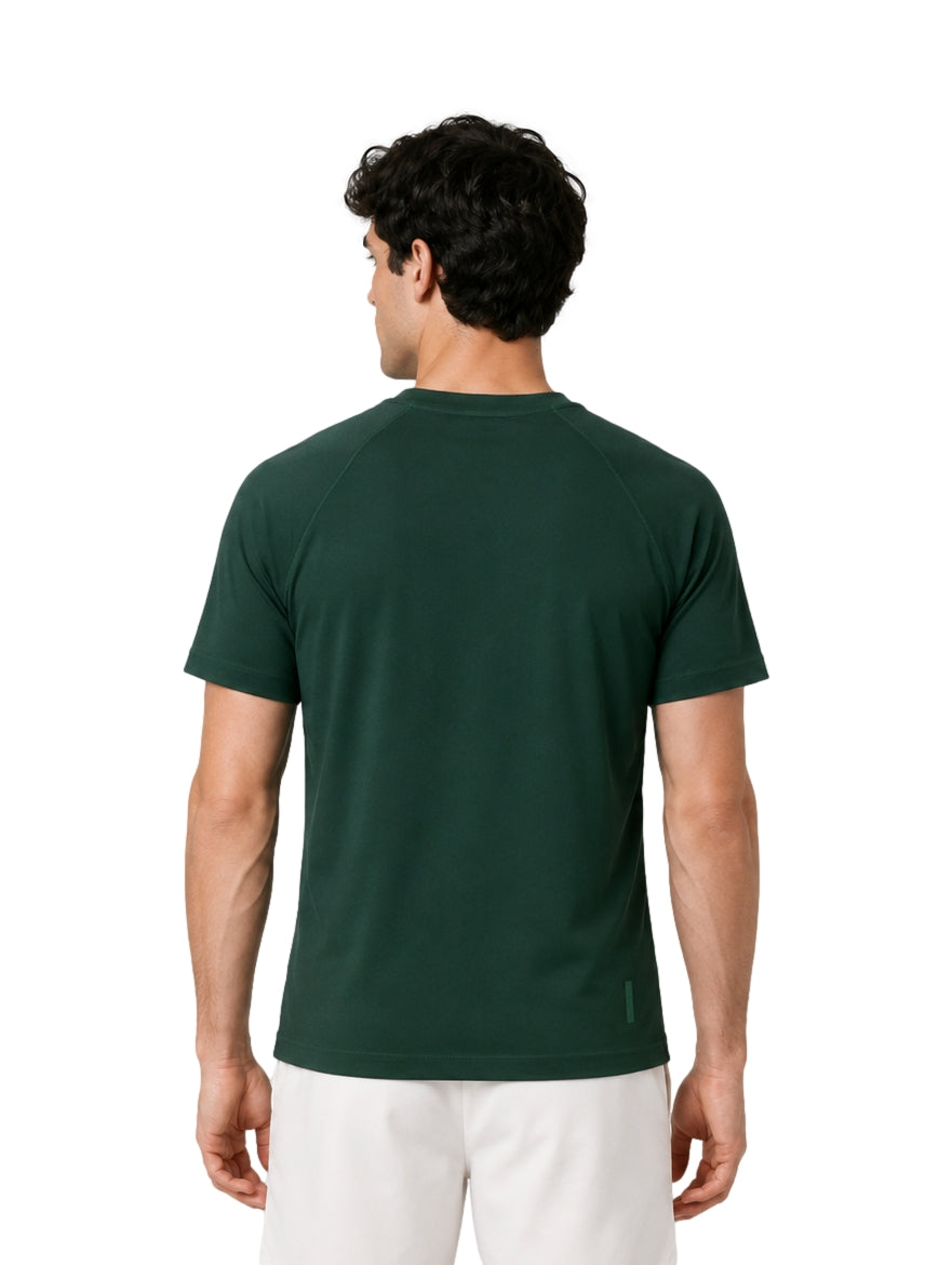 Hombre vistiendo una playera Lacoste de color verde oscuro con cuello redondo y manga corta.