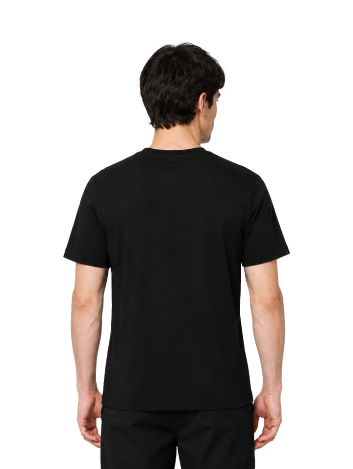 Hombre vistiendo playera Lacoste color negro de manga corta y cuello redondo.