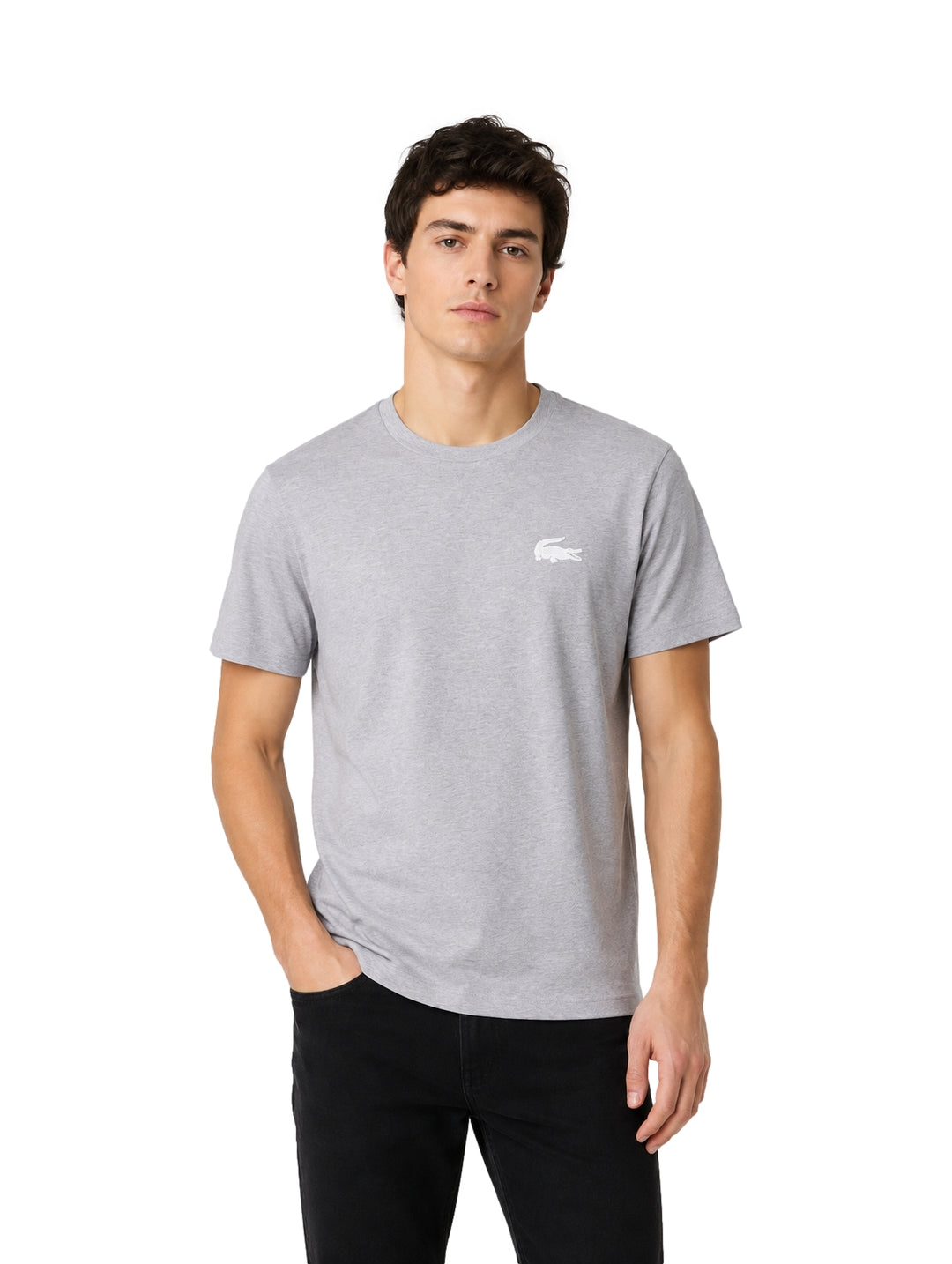 Hombre vistiendo una playera Lacoste de color gris con logo blanco en el pecho.