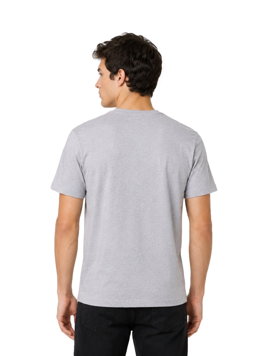 Hombre vistiendo una playera Lacoste de color gris con logo blanco en el pecho.