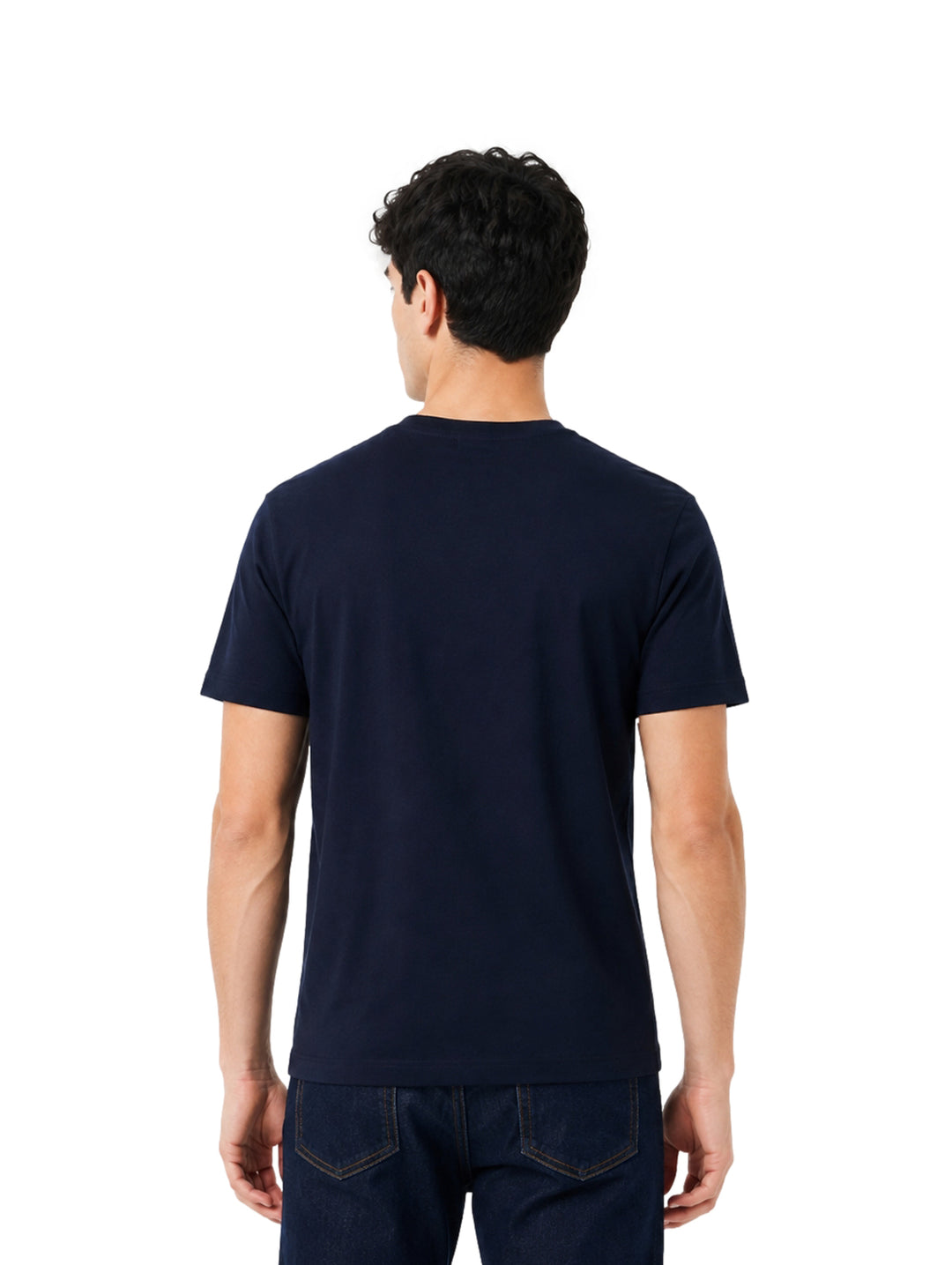 Hombre vistiendo playera Lacoste color navy de manga corta y cuello redondo.