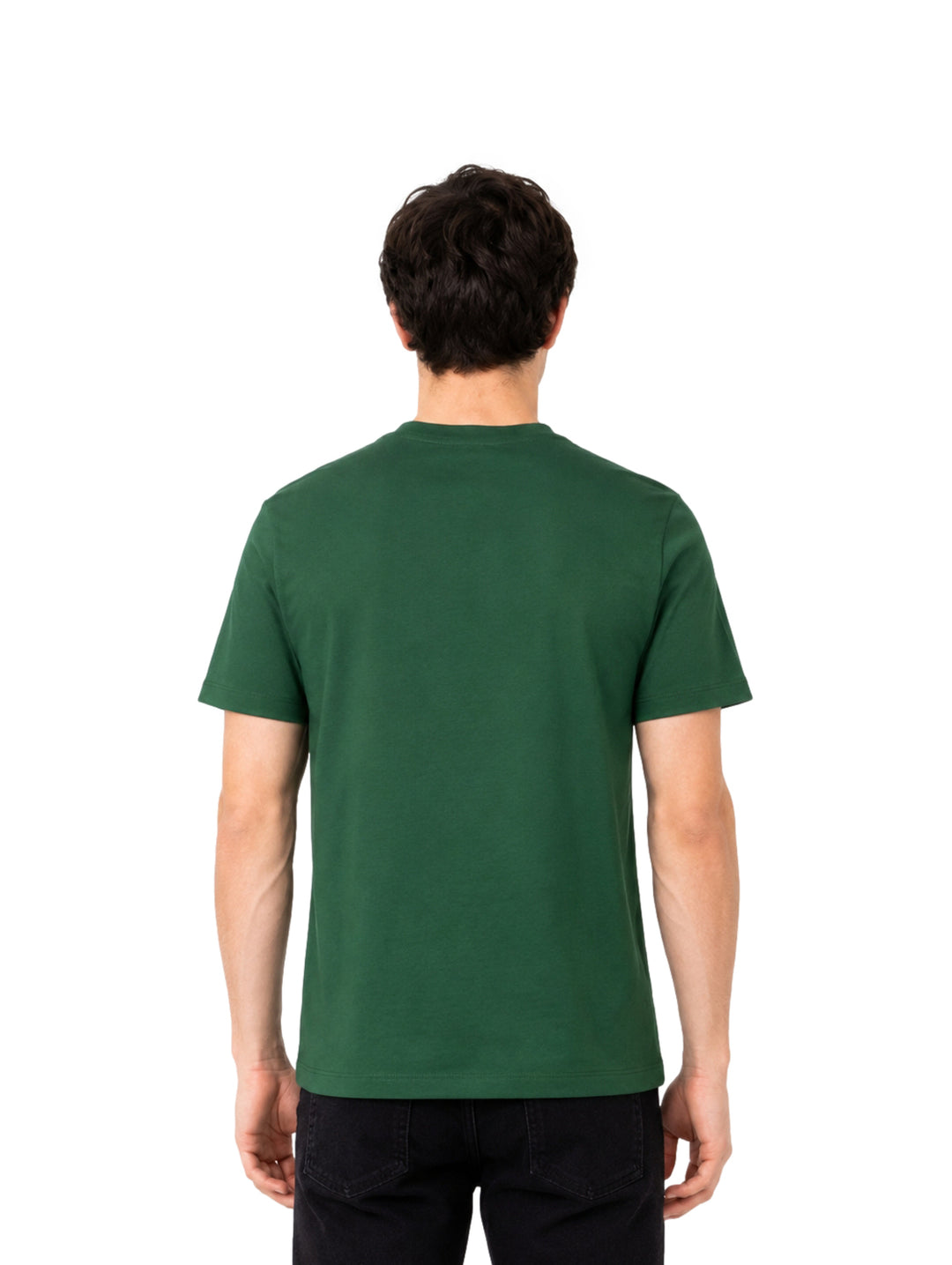 Hombre vistiendo una playera Lacoste de color verde con manga corta y cuello redondo.