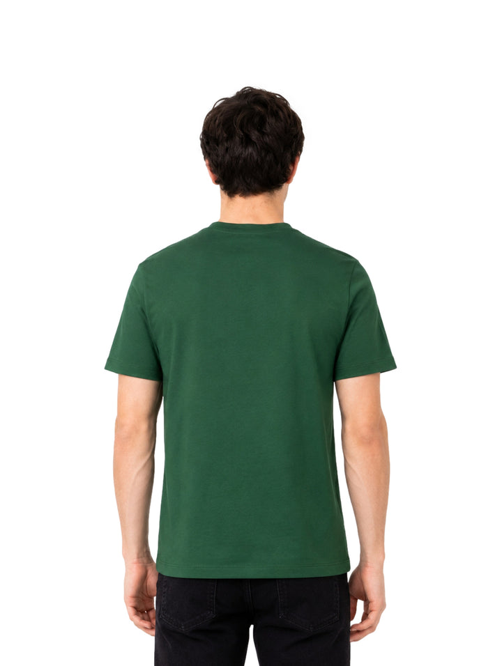 Hombre vistiendo una playera Lacoste de color verde con manga corta y cuello redondo.
