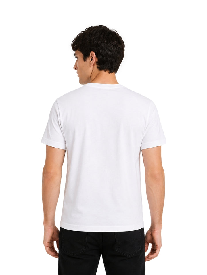 Hombre vistiendo una playera blanca de manga corta marca Lacoste con logo pequeño en el pecho.