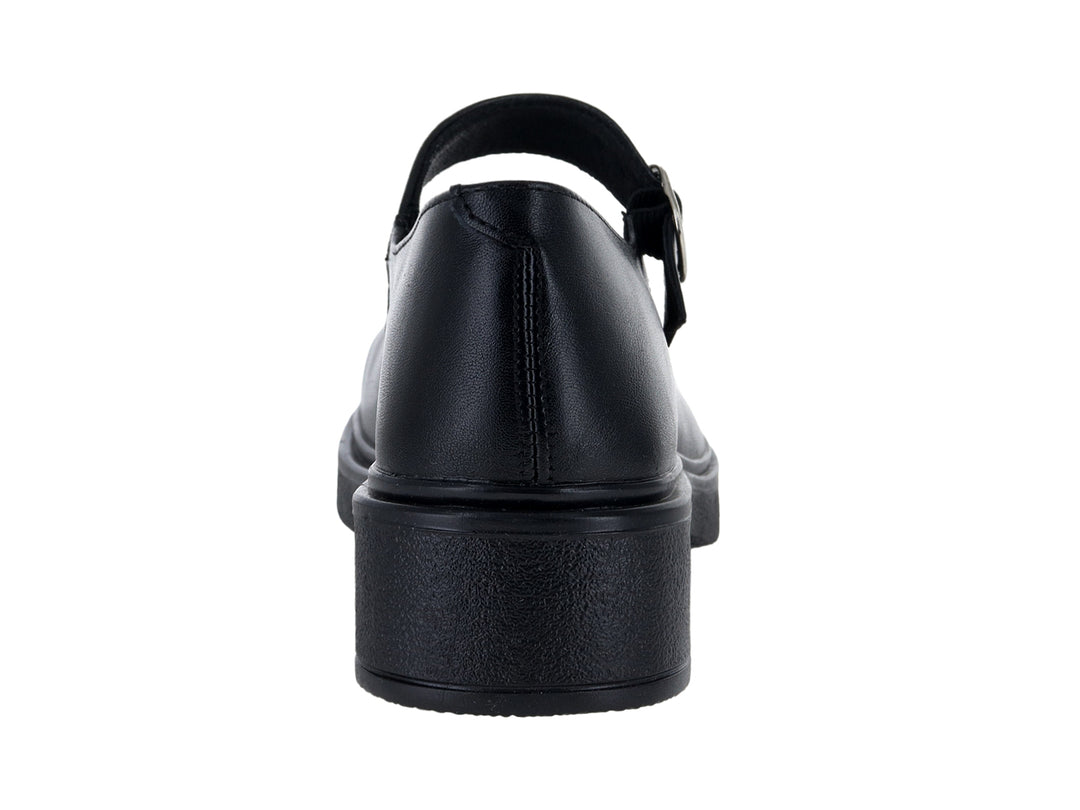 Zapato cerrado negro con suela de plataforma y correa con hebilla metálica.