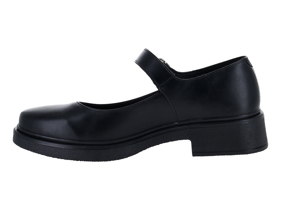 Zapato cerrado negro con suela de plataforma y correa con hebilla metálica.