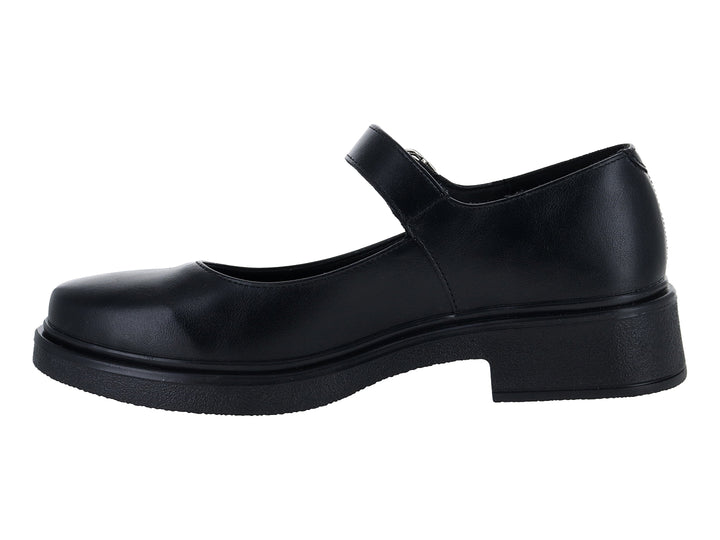 Zapato cerrado negro con suela de plataforma y correa con hebilla metálica.