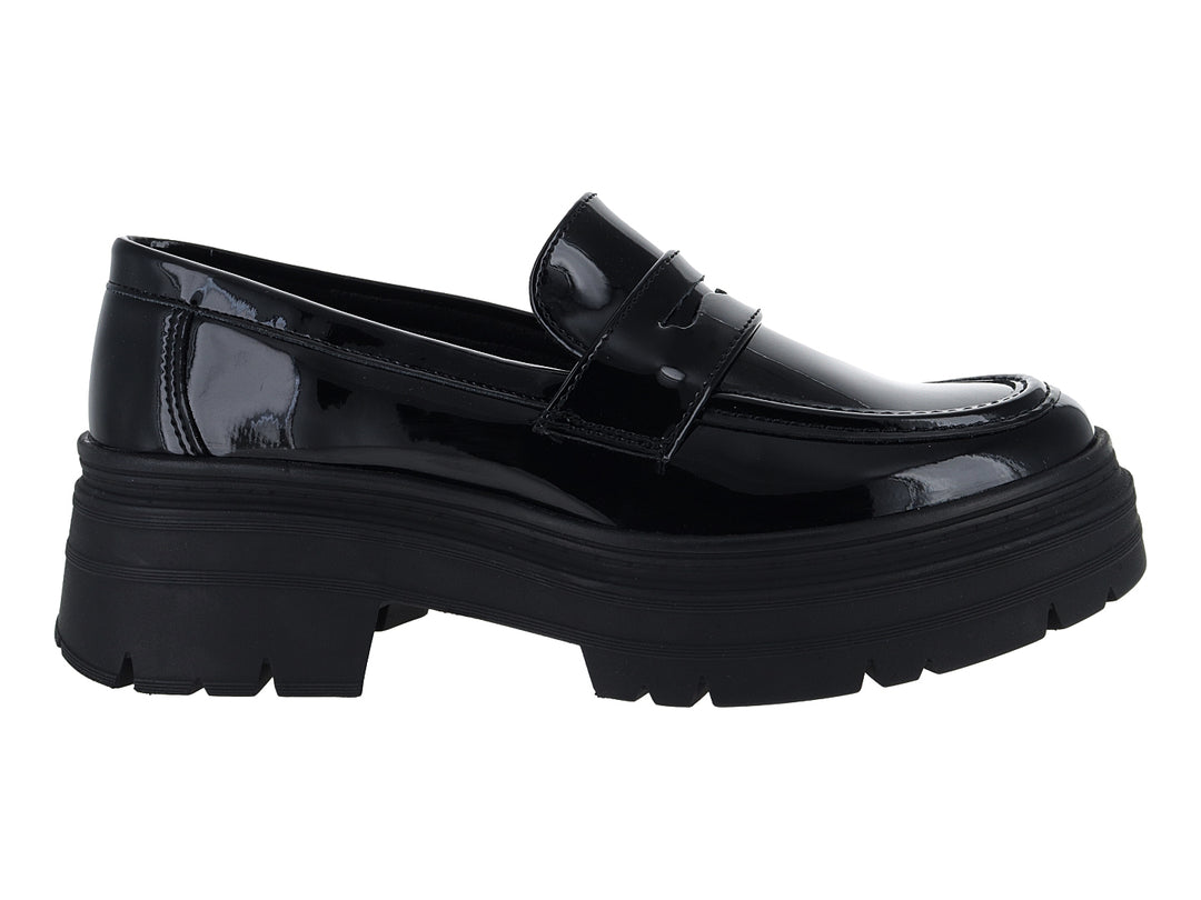 Mocasines negros de charol para mujer con suela de plataforma gruesa y dentada.