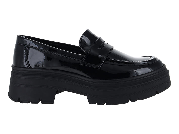 Mocasines negros de charol para mujer con suela de plataforma gruesa y dentada.