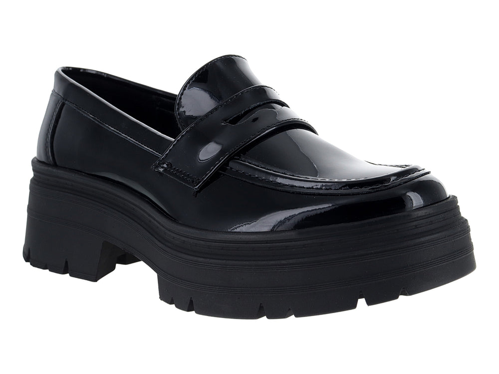 Mocasines negros de charol para mujer con suela de plataforma gruesa y dentada.