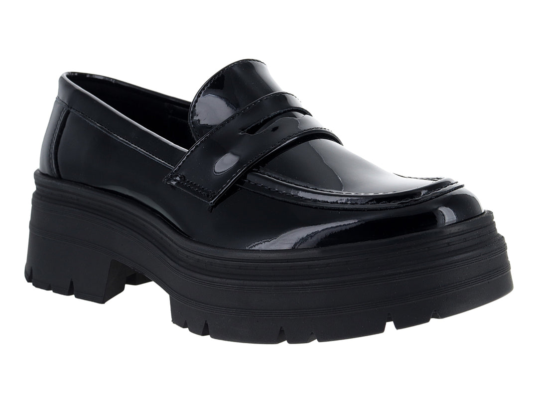Mocasines negros de charol para mujer con suela de plataforma gruesa y dentada.